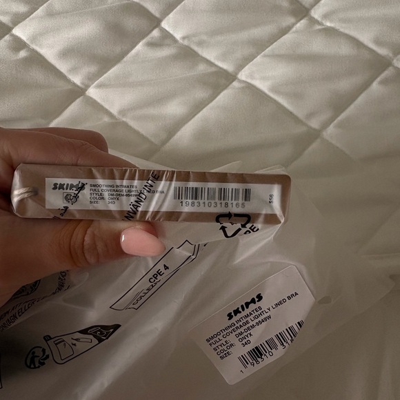 NWT Skims bra 34D - Picture 2 of 4